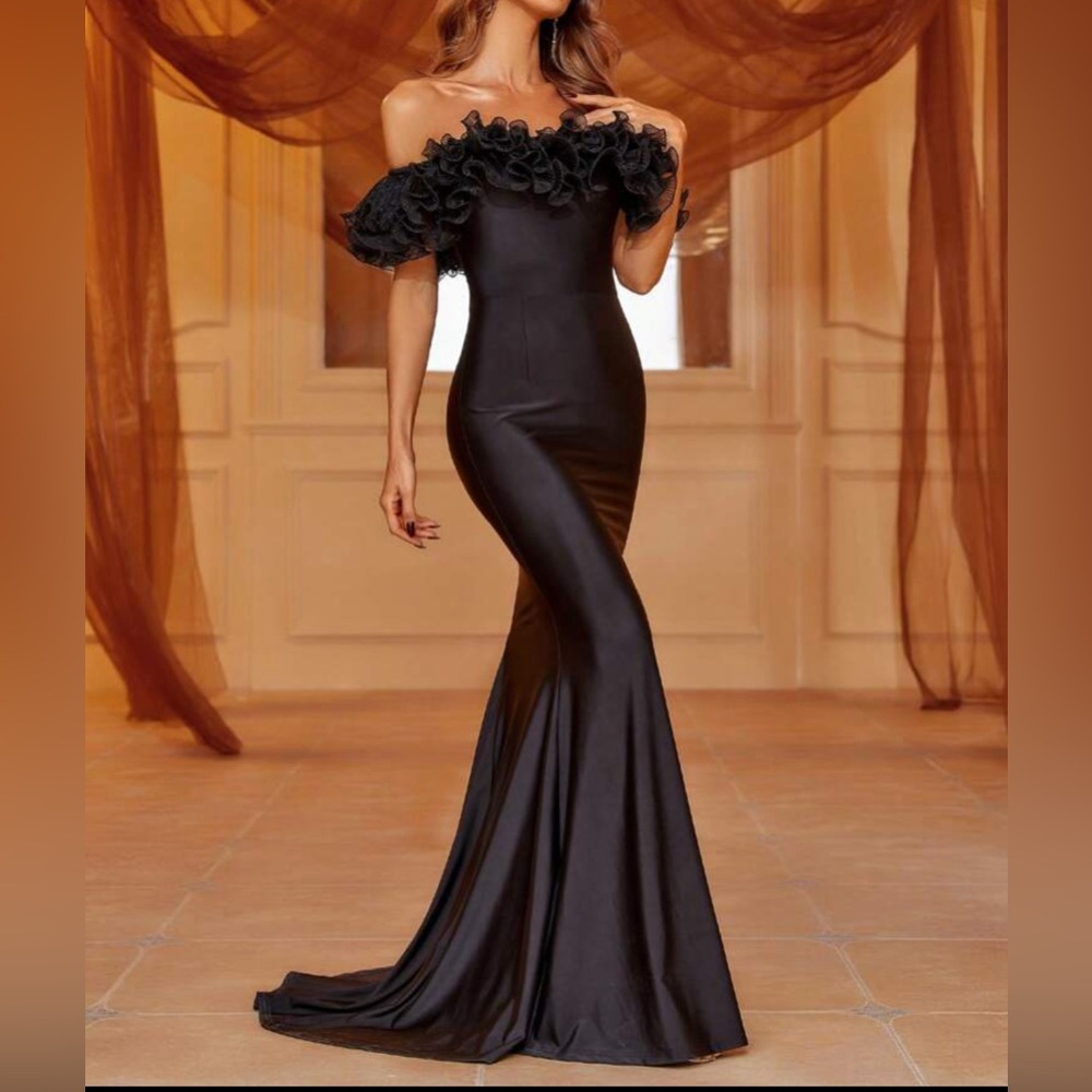 Black Off-Shoulder Sleeveless Prom Gown